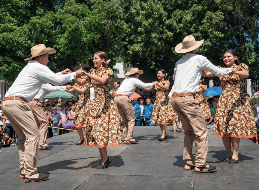 Parejas bailando en evento cultural