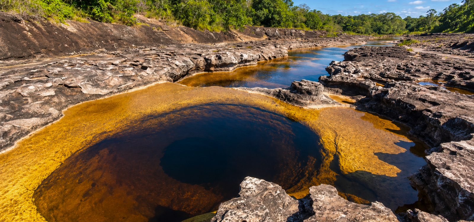 Paisaje del Guaviare con río rosado